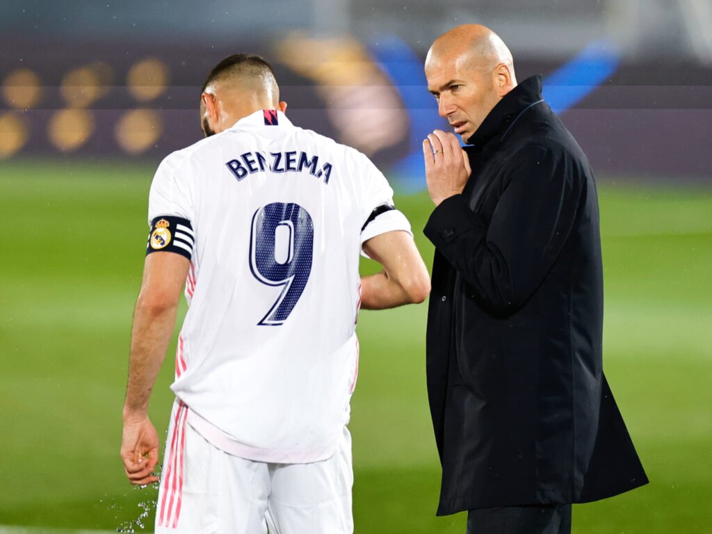 Zinedine-Zidane-en-train-de-donner-des-consignes-a-Karim-Benzema-au-Real-Madrid-avril-2021-2182735